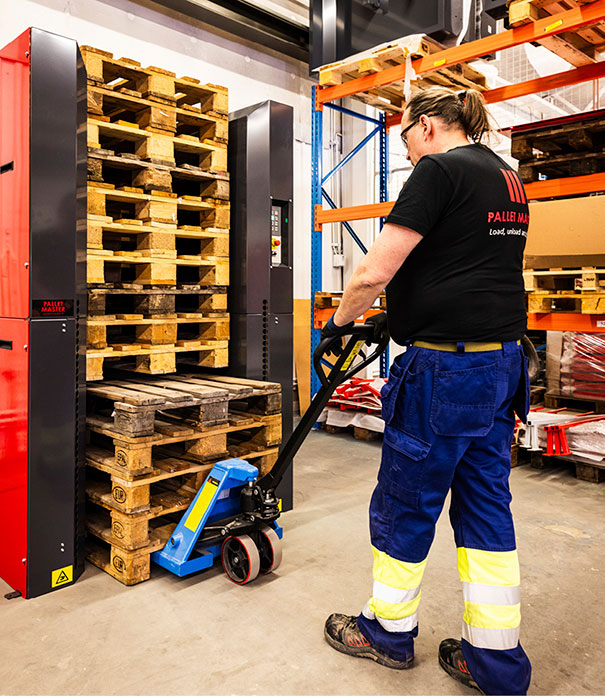 Bulk Pallet Dispenser stacking 1–5 pallets efficiently